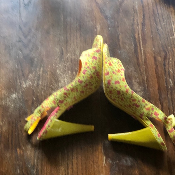 Like new condition floral sling backs - Picture 4 of 8